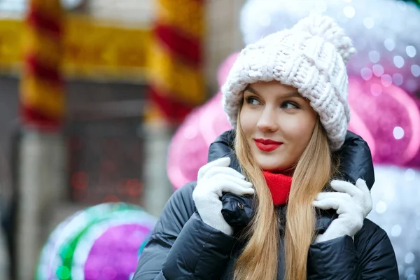 Classy Blonde Woman Red Lips Enjoying Winter Holidays Street Garlands — Stock Photo, Image