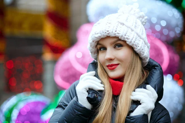 Mulher Loira Adorável Com Lábios Vermelhos Desfrutando Férias Inverno Rua — Fotografia de Stock