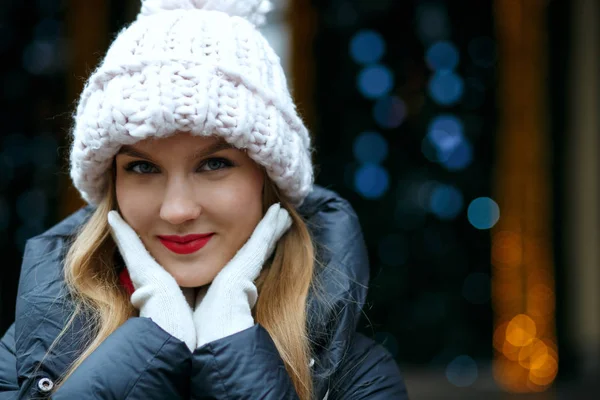 Delightful Blonde Woman Red Lips Wearing Knitted Hat Posing Street — Stock Photo, Image