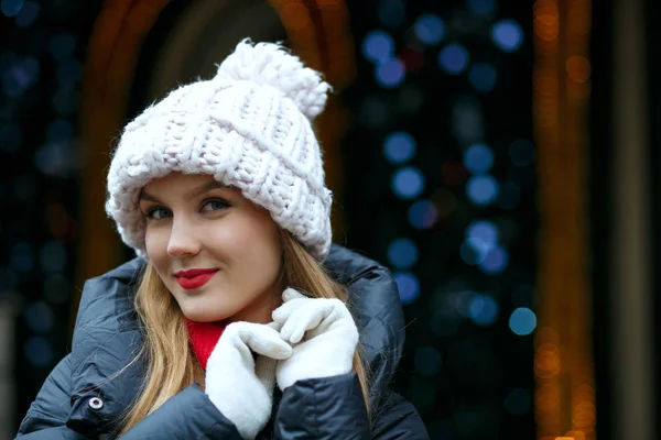 Cool Blonde Woman Red Lips Wearing Knitted Hat Posing Street — Stock Photo, Image