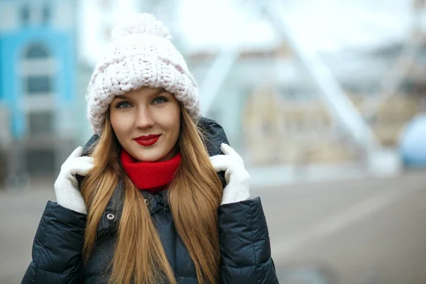 Lovely Blonde Woman Red Lipstick Wearing Knitted Cap Enjoying City — Stock Photo, Image