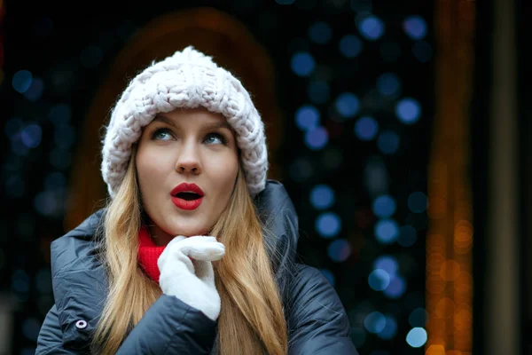 Awesome Blonde Woman Red Lips Wearing Knitted Hat Posing Street — Stock Photo, Image