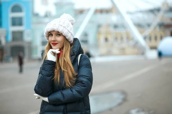 Vacker Blond Kvinna Med Rött Läppstift Iklädd Stickad Mössa Njuter — Stockfoto