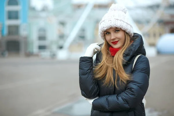 Stylish Blonde Woman Red Lipstick Wearing Knitted Cap Enjoying City — Stock Photo, Image