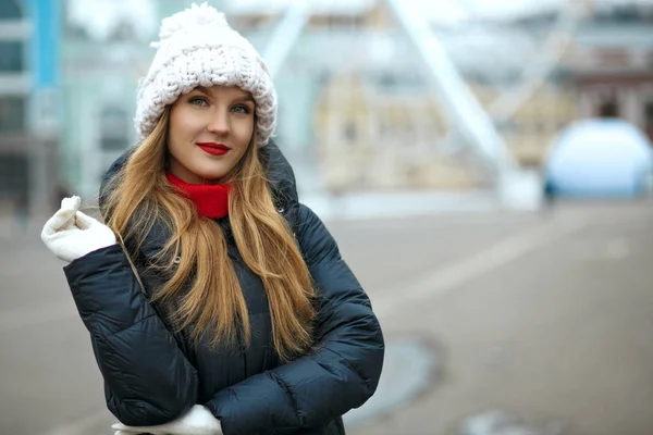 Awesome Blonde Woman Red Lipstick Wearing Knitted Cap Enjoying City — Stock Photo, Image