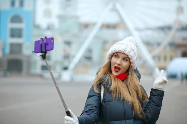 Mulher Loira Emocional Turista Vestindo Gorro Malha Tomando Selfie Rua — Fotografia de Stock