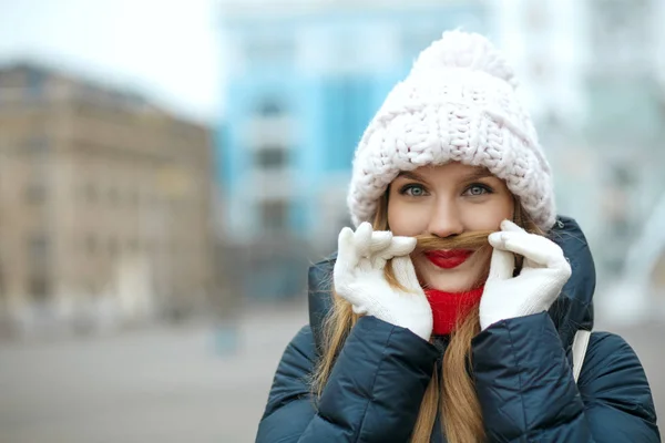 Espressiva Donna Bionda Divertirsi Mostra Baffi Dai Capelli Spazio Testo — Foto Stock