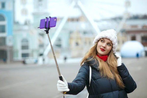 Mulher Loira Encantadora Turista Vestindo Gorro Malha Tirando Selfie Rua — Fotografia de Stock