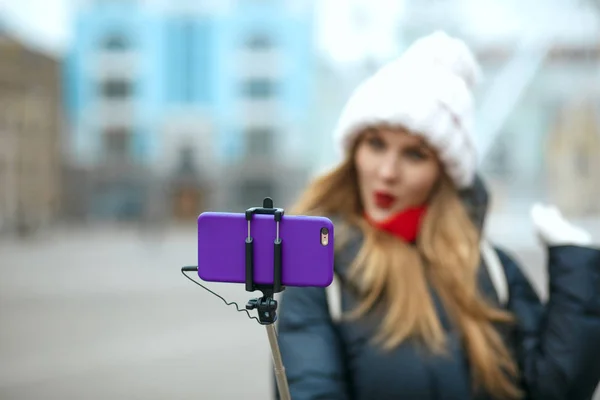 Glædelig Blondine Kvinde Turist Iført Strikket Hue Tager Selfie Gaden - Stock-foto