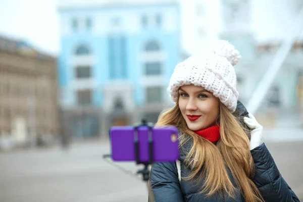 Glædelig Blondine Kvinde Turist Iført Strikket Hue Tager Selfie Gaden - Stock-foto