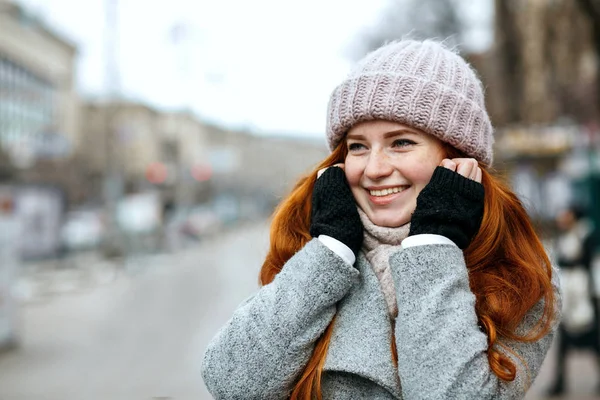 Nærbilde Romantisk Rødhåret Kvinne Med Strikket Lue Skjerf Som Går – stockfoto