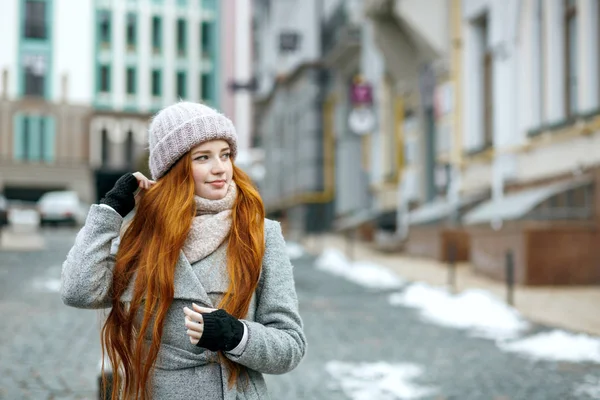 Kentsel Şehir Yürüyüş Sıcak Giysiler Giyiyor Uzun Saçlı Oldukça Zencefil — Stok fotoğraf