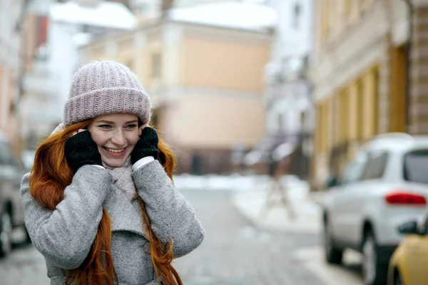Smiling Red Haired Girl Wearing Warm Winter Clothes Walking Street — Stock Photo, Image