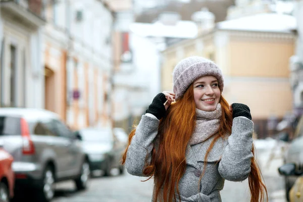 愉快的红头发模特穿着温暖的冬衣走在大街上 文本的空间 — 图库照片