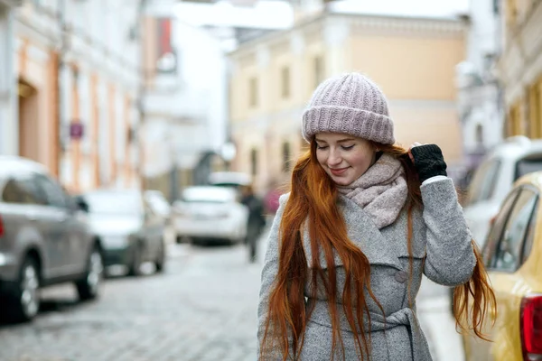 Vidunderlige Rød Hoved Kvinde Iført Vinter Kasket Frakke Fortovet Byen - Stock-foto