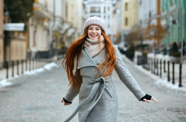 Gorgeous Smiling Redhead Girl Wearing Stylish Winter Outfit Walking City — Stock Photo, Image