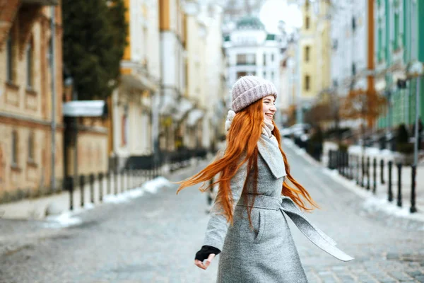 Wonderful Smiling Redhead Model Wearing Stylish Winter Outfit Walking City — Stock Photo, Image
