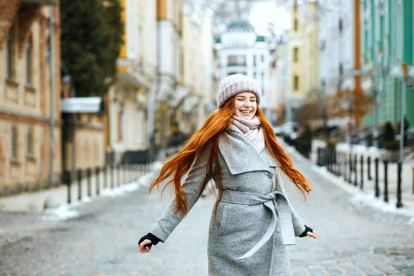Amazing Smiling Redhead Woman Wearing Stylish Winter Outfit Walking City — Stock Photo, Image