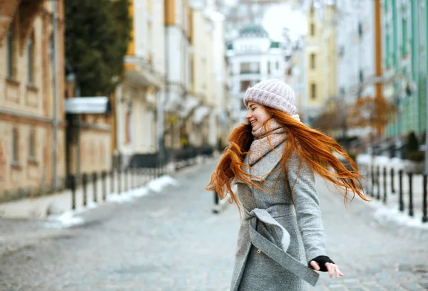 Magnificent Smiling Redhead Lady Wearing Stylish Winter Outfit Walking City — Stock Photo, Image