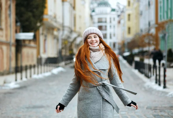 Atemberaubendes Lächelndes Model Stylischem Winteroutfit Das Durch Die Stadt Läuft — Stockfoto