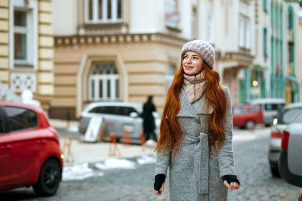 Eine Prächtige Frau Mit Rotem Kopf Wintermütze Und Mantel Spaziert — Stockfoto