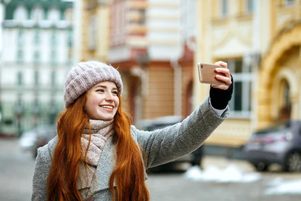 Happy Rødt Hoved Model Vinter Tøj Tager Selfie Hendes Mobiltelefon - Stock-foto