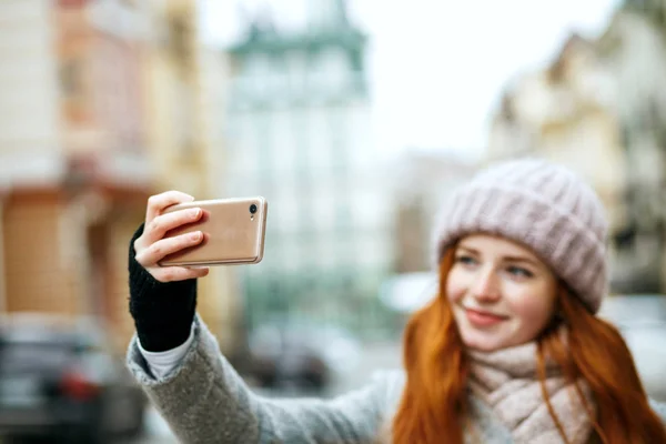 Vackra Ingefära Modell Vinter Kläder Tar Selfie Hennes Mobiltelefon Utrymme — Stockfoto