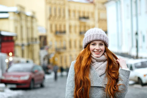 Gatan Porträtt Positiva Rödhårig Kvinna Med Långt Hår Bär Varm — Stockfoto