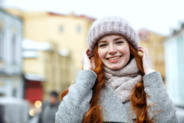 Portret Aproape Femeii Vesele Părul Roșu Purtând Șapcă Caldă Tricotată — Fotografie, imagine de stoc