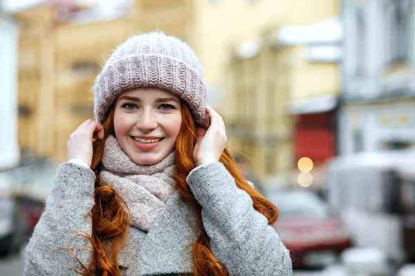 Retrato Close Mulher Ruiva Satisfeita Usando Chapéu Quente Malha Cachecol — Fotografia de Stock