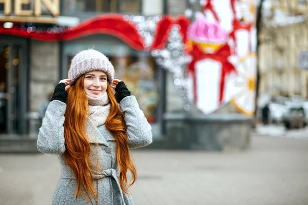 Urban Portrait Joyful Ginger Woman Long Hair Wearing Warm Clothes — Stock Photo, Image