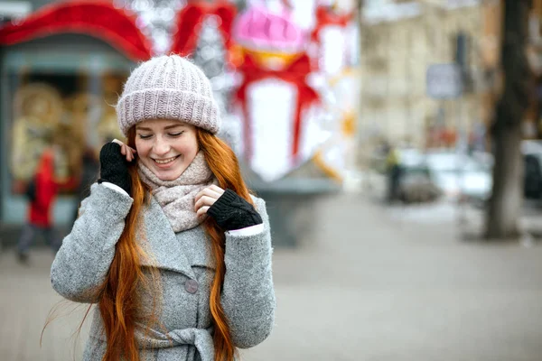 Urban Portrait Adorable Ginger Woman Long Hair Wearing Warm Clothes — Stock Photo, Image