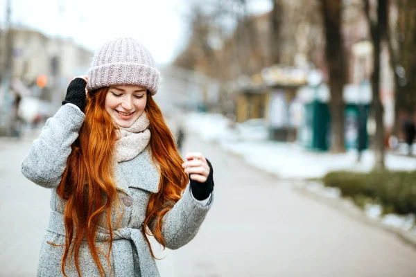 Urban Portrait Stunning Redhead Woman Long Hair Wearing Warm Clothes — Stock Photo, Image
