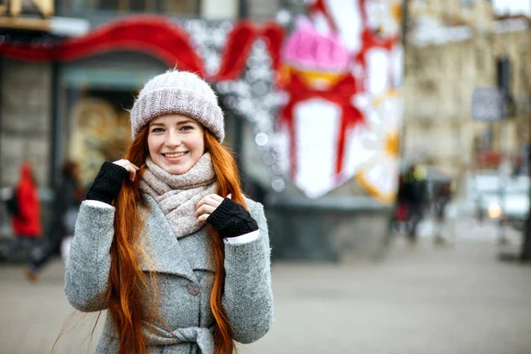 Urban Portrait Delightful Ginger Woman Long Hair Wearing Warm Clothes — Stock Photo, Image