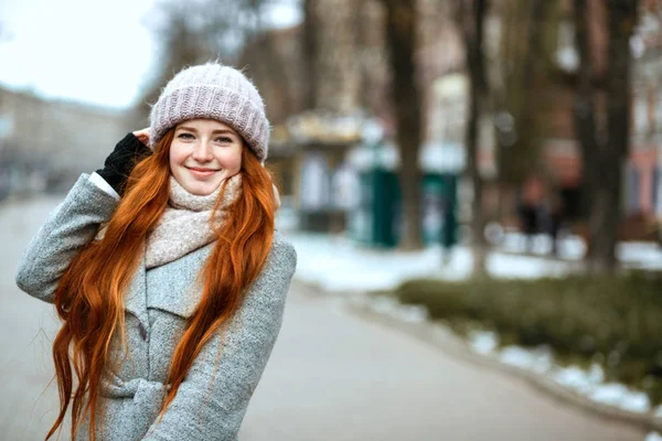 Міський Портрет Щасливої Рудої Моделі Довгим Волоссям Теплому Одязі Йде — стокове фото