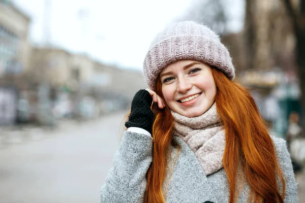 Close Shot Van Positieve Gember Vrouw Met Lang Haar Dragen — Stockfoto