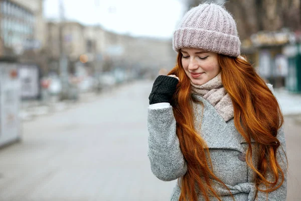 Крупный План Удивительной Рыжей Женщины Длинными Волосами Вязаной Кепке Шарфе — стоковое фото