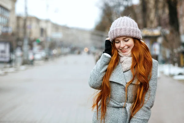 Urban Portrait Happy Ginger Girl Long Hair Wearing Warm Clothes — Stock Photo, Image