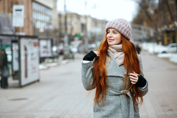 Urban Portrait Splendid Redhead Woman Long Hair Wearing Warm Clothes — Stock Photo, Image