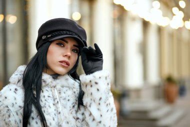 Şık kap ve sıcak palto giyen lüks esmer kadın açık portresi. Metin için yer