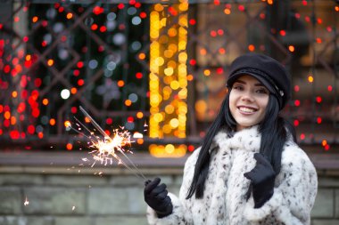 Neşeli esmer modeli bengal ışıklar açık ile eğleniyor. Boş alan