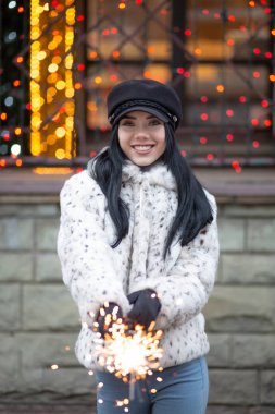 Şanlı gülümseyen esmer kadın siyah çelenk yeni yıl kutlama şapkası arka plan bulanık 