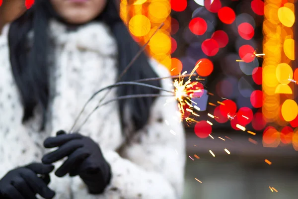 Closeup Shot Brunette Girl Having Fun Sparklers Garlands Blurred Background — Stock Photo, Image