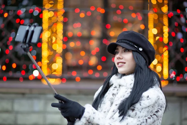 Pretty Brunette Woman Wearing Cap Taking Self Portrait Street Blurred — Stock Photo, Image