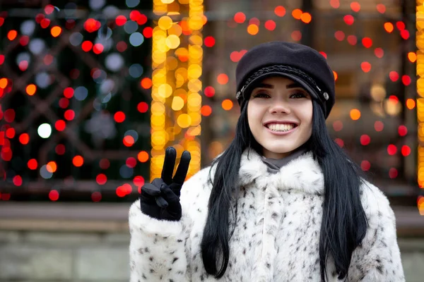 Mulher Morena Alegre Vestindo Casaco Inverno Quente Celebrando Natal Mostrando — Fotografia de Stock