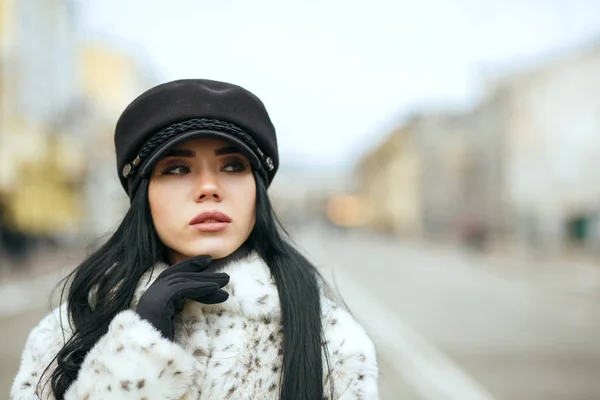 Outdoor Portrait Stunning Girl Wearing Stylish Black Cap Warm Coat — Stock Photo, Image