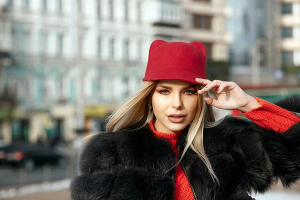 户外肖像的魅力女孩穿着时尚的红色帽子和针织围巾 文本的空间 — 图库照片
