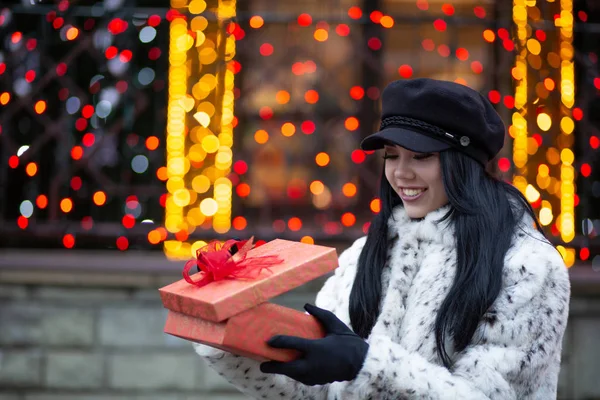 Happy Brunette Woman Wearing Trendy Cap Holding Gift Box Ribbon — Stock Photo, Image