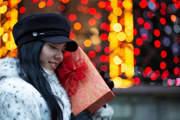 Adorable Brunette Woman Wearing Trendy Cap Holding Gift Box Ribbon — Stock Photo, Image