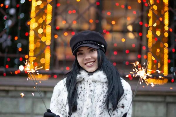 Cheerful Brunette Woman Wearing Black Cap Celebrating New Year Garlands — Stock Photo, Image